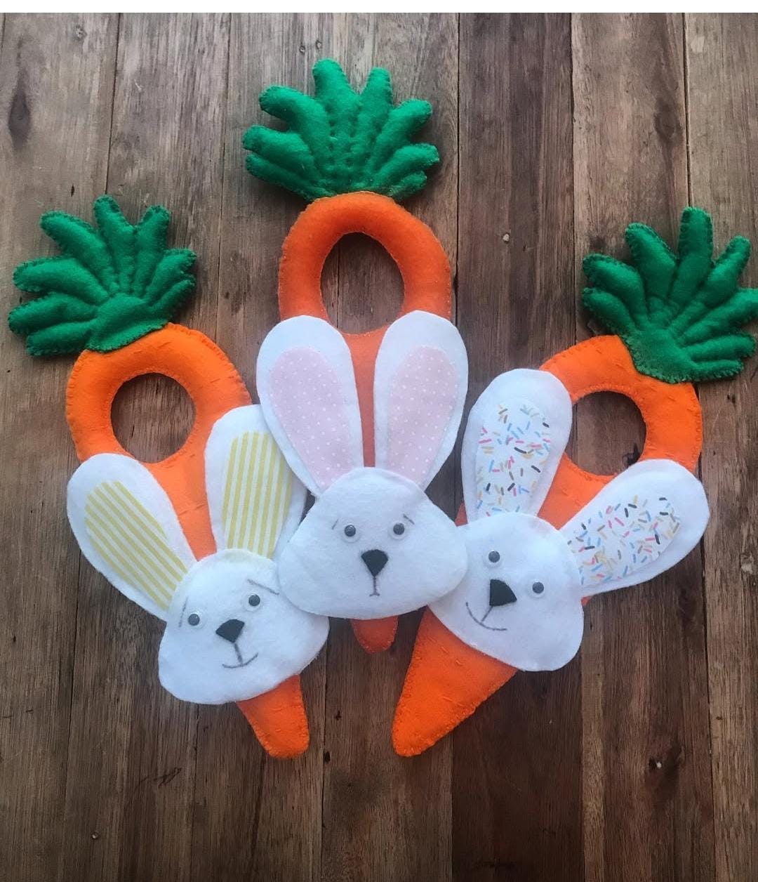 Pascoa Coelhos Cenoura Feltro Laranja Branco Unico - Páscoa
